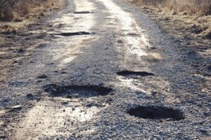 Allée carrossable en gravier sans stabilisateur : est-ce vraiment une bonne idée ?