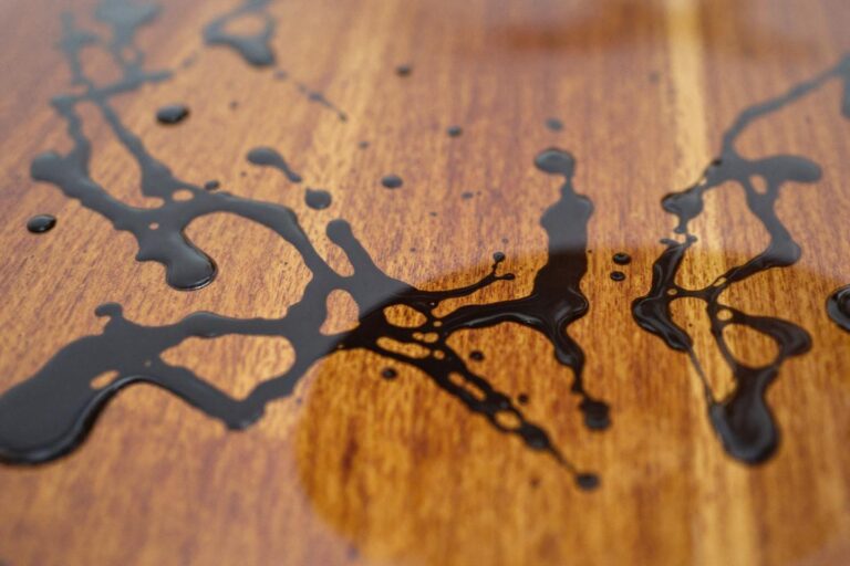 Huile de vidange sur bois : quels risques et comment nettoyer efficacement ?