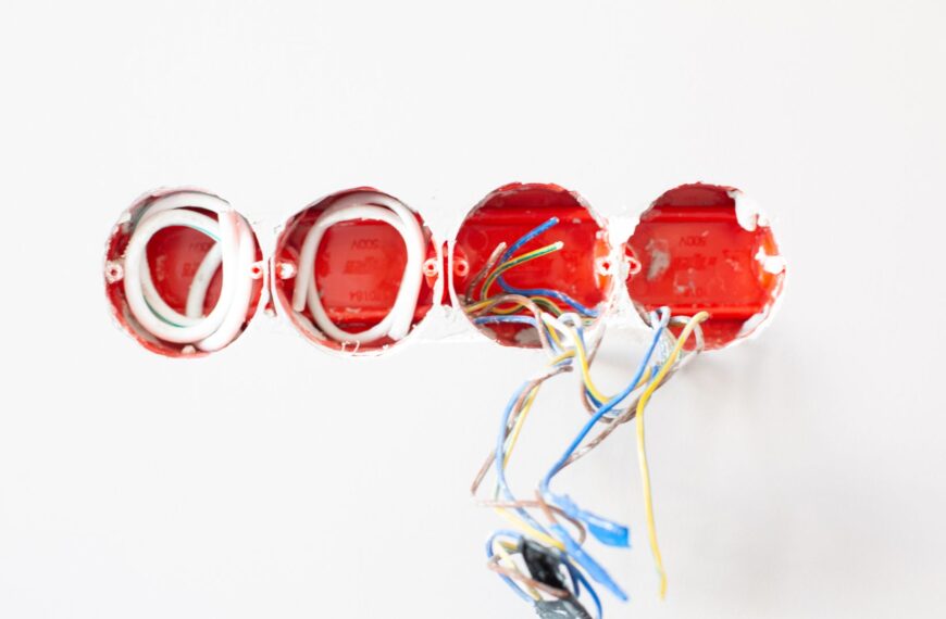 Condamner un fil électrique dans un mur : normes et sécurité