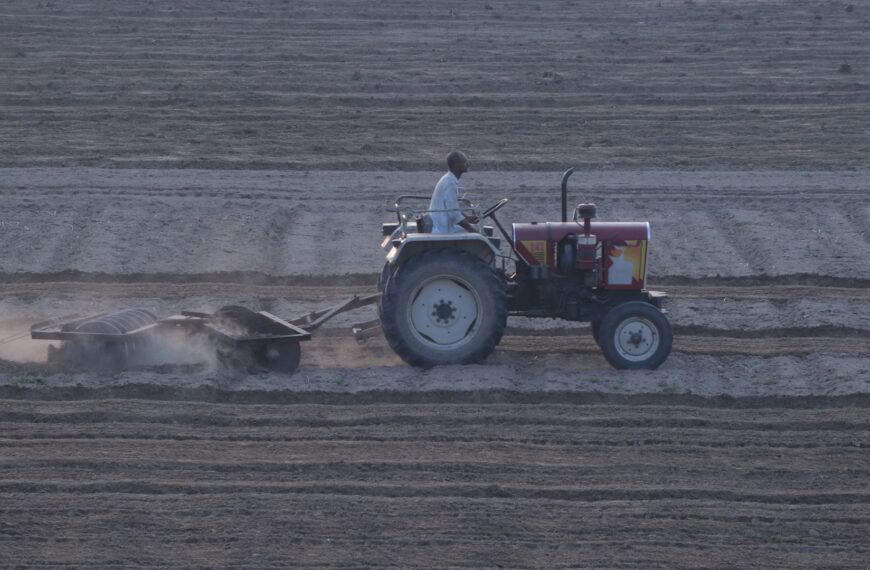 Démarrer un tracteur avec un tournevis : méthode et précautions