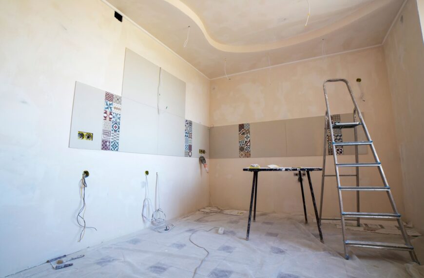Peut-on poser soi-même un plafond tendu ? Ce que dit la technique